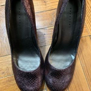 Parallel brand. Round toe pumps.